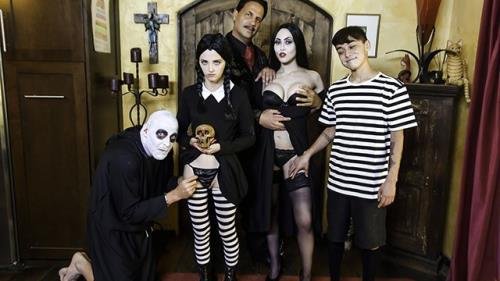 FamilyStrokes - Audrey Noir, Kate Bloom - Halloween Costume Party Ends With Creepy Family Orgy (HD/720p/83.9 MB)