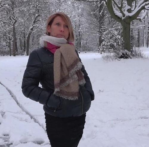 JacquieEtMichelTV/Indecentes-Voisines - Laura - Laura, 41ans, deux lascars dans la neige (FullHD/1080p/1.12 GB)