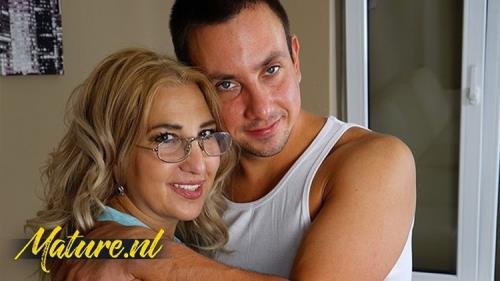 MilfCurves - UnknowN - Curvy MILF In Nerdy Glasses Lets Neighbor Fuck Her Hairy Pussy (FullHD/1080p/365 MB)