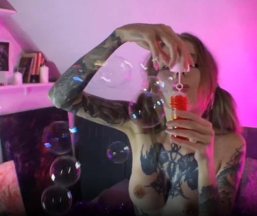 Porn - Red Fox - Cute Tattooed Girl With Beautiful Tits Blows Bubbles With Her Mouth (UltraHD 4K/2160p/790 MB)