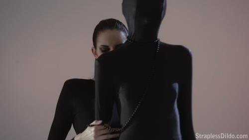 StraplessDildo - Mia and Noelle - Zentai.suit.sheds.like.a.sexy.second.skin (HD/720p/1.35 GB)