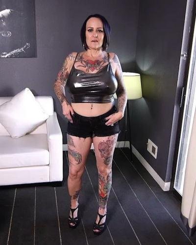 MomPov - Richelle - Thick tattoo MILF does first porn (HD/720p/2.36 GB)