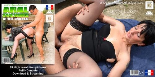 Mature.nl - Lucie Luke (EU) (39) - Housewife Lucie Luke getting her ass fucked in the garden (HD/1060p/1.46 GB)