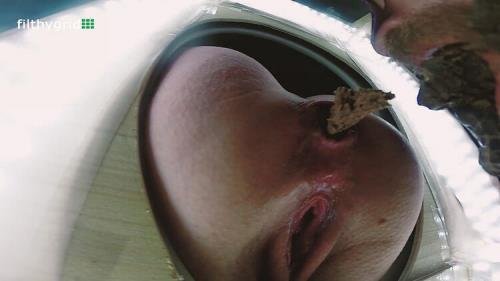 ScatShop - PorcelainCouple - Holding it on the toilet (FullHD/1080p/67.1 MB)
