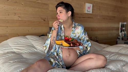 ModelHub - Alynova1 - Beautiful Latina 40 Weeks Pregnant Eats Fruit And Shows Off Body. (HD/720p/147 MB)