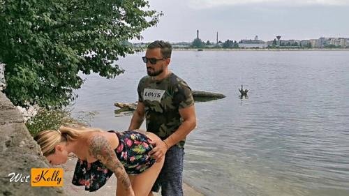 Pornhub - Amateur Couple Enjoy Fucking In The Public Park. WetKelly (FullHD/1080p/259 MB)