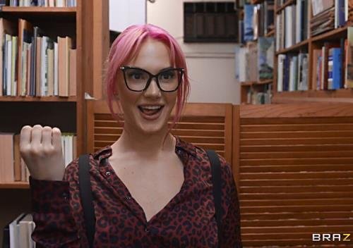 BrazzersExxtra.com / Brazzers.com - Siri Dahl, Lily Lou Leaky Librarian & The Panty Obsession (HD/720p/493 MB)