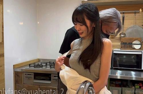 OnlyFans - Yuahentai : The Little Cook (FullHD/1080p/1.97 GB)