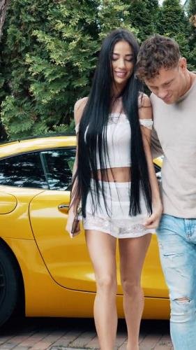 OnlyTarts - Kama Oxi : Homeless In A Sports Car Catches Gold Digger (FullHD/1080p/1.46 GB)