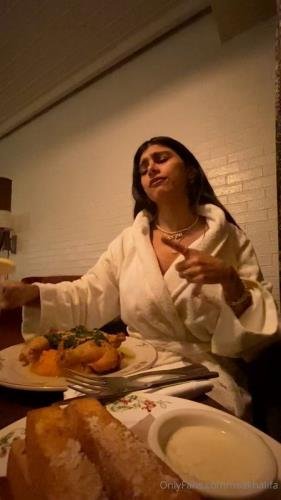 Onlyfans - Mia Khalifa Making Hotel Dinner Topless (FullHD/1080p/97.0 MB)