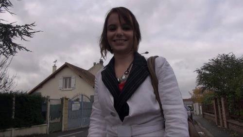 LaFRANCEaPoil - On recrute Alyzee dans la rue: aussi mignonne que nymphomane! (HD/720p/527 MB)