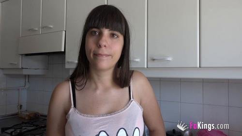 Fakings - Nefry's habits: cocks,videogames. The gamer girl orders some milk the moment she wakes up. (HD/720p/999 MB)