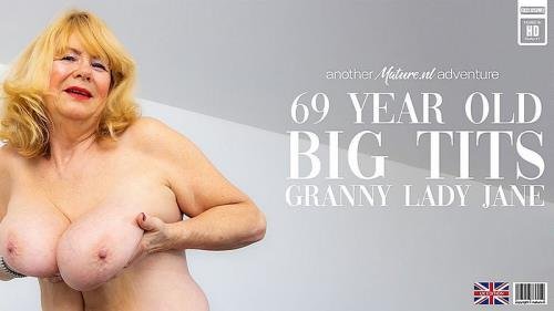 Mature.nl - Big natural tits granny Lady Jane is a British nympho who loves to play with her shaved pussy (FullHD/1080p/1004 MB)