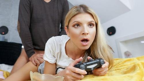 ExxxtraSmall/TeamSkeet - Gina Gerson - Gamer Girl Focus (HD/720p/304 MB)