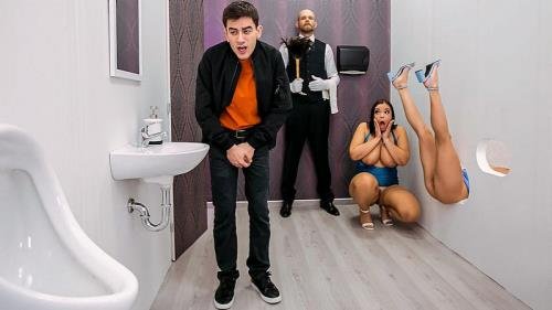 BrazzersExxtra/Brazzers - Sofia Lee, Josephine Jackson: Gloryholes Gone Wild (FullHD/1080p/1.04 GB)