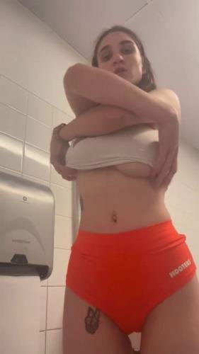 Onlyfans - HOOTERS GIRL SQUIRTS IN PUBLIC BATHROOM TheGorillaGrip (SD/1280p/86.0 MB)