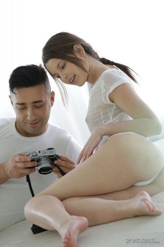 21Naturals/21Sextury - Poses  Liona Levi (HD/720p/733 MB)