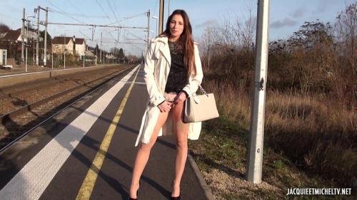 JacquieEtMichelTV/Indecentes-Voisines - Clea   Clea, Son Premier Black (FullHD/1080p/1.28 GB)