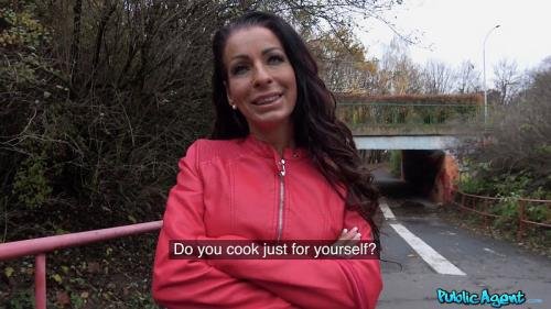 PublicAgent/FakeHub - Valentina Sierra : Genuine MILF fucks for cash (FullHD/1080p/1.29 GB)