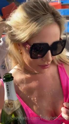 Onlyfans - Savannah Bond Fucked In The Hot Tub While Neighbors Watching (SD/720p/40.2 MB)