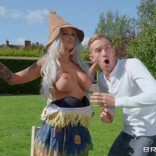 Brazzers - Brooklyn Blue � Sex with the Scarecrow (FullHD/1080p/1.52 GB)