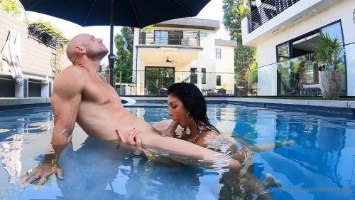 OnlyFans - Queenie Sateen, Johnny Sins  Round 2 (FullHD/1080p/2.47 GB)