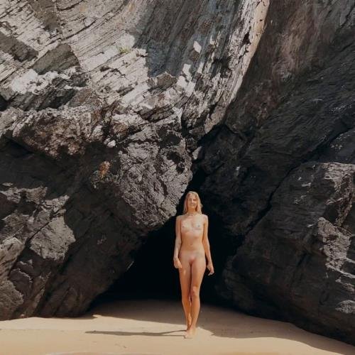 Onlyfans - She Made Me Cum In Less Than a Min At The Public Beach That Romantic Couple (FullHD/1080p/155 MB)