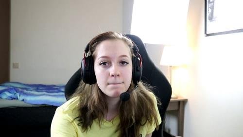 Onlyfans - Gamer Girl Tries To Play While Getting Fucked (HD/720p/117 MB)