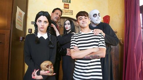 TeamSkeet/FamilyStrokes - Audrey Noir, Kate Bloom  Addams Family Orgy (HD/720p/1.30 GB)
