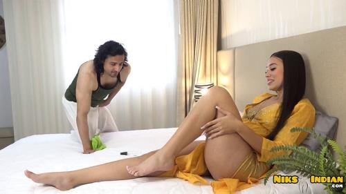 Onlyfans - Big Ass Rich Married Desi Bhabhi Enjoys Hardcore Sex With Servant Niks Indian (FullHD/1080p/135 MB)