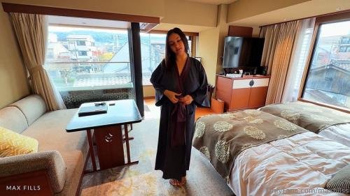 OnlyFans - Hailey Rose  Creampie In Public Japanese Onsen Bath With Husband (FullHD/1080p/1.85 GB)
