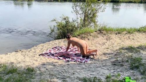 Onlyfans - Stepson Brought His Stepmom To The Beach, And She Forgot Her Swimsuit, He Couldn t Resist And Fucked Katy Bigcherry (FullHD/1080p/603 MB)