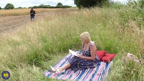 Mature.nl - Naughty Milf Amy Loves Fucking, Sucking In An Open Grass Field : Amy (EU) (53) (FullHD/1080p/1.63 GB)