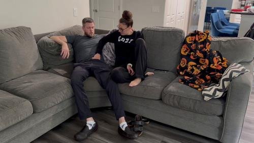 Onlyfans - Horny Wife Fucks Husband While He Was Watching TV MrAkYeti69 (FullHD/1080p/299 MB)