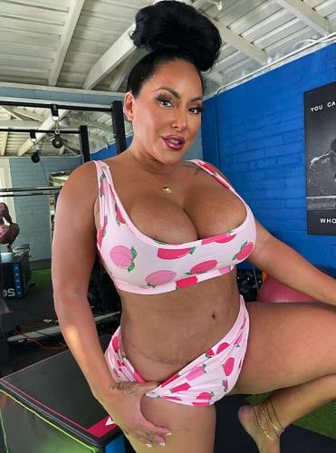 Onlyfans - Kiara Mia, Tommy Wood Curvy Milf Fucked By Her Gym Trainer (FullHD/1080p/750 MB)