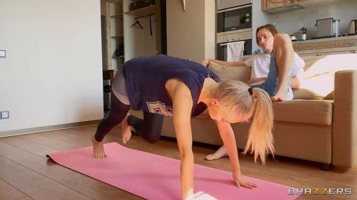 DayWithAPornstar/Brazzers - Downblouse Yoga With Eva: Eva Elfie (FullHD/1080p/1.03 GB)