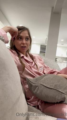 Onlyfans - Riley Reid  Stop Following Those Instagram Hoes (SD/1920p/827 MB)